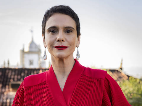 Celina (Malu Galli) no casamento de Fátima e Afonso em 