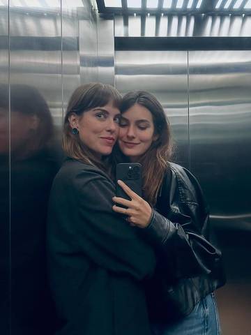 Emilia e Marina em foto compartilhada pela atriz durante o namoro 