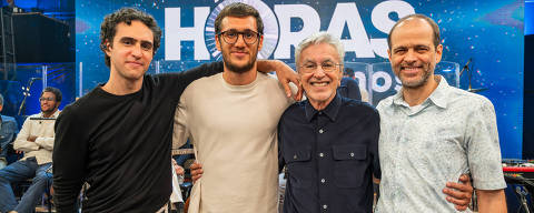 Caetano Veloso com seus filhos no Altas Horas